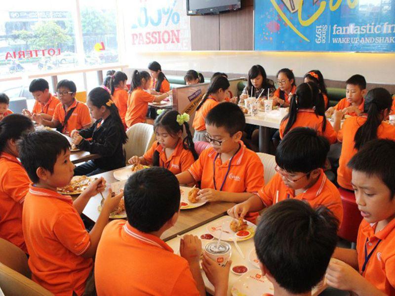 Tại Hà Nội, Công ty may Sư Tử Vàng đang là một trong các đơn vị nhận in áo đồng phục họp lớp uy tín và chất lượng nhất