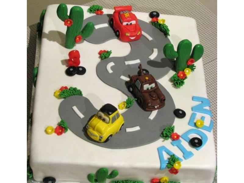 Chọn ngay mẫu bánh này nếu con là fan “cứng” của Lightning McQueen
