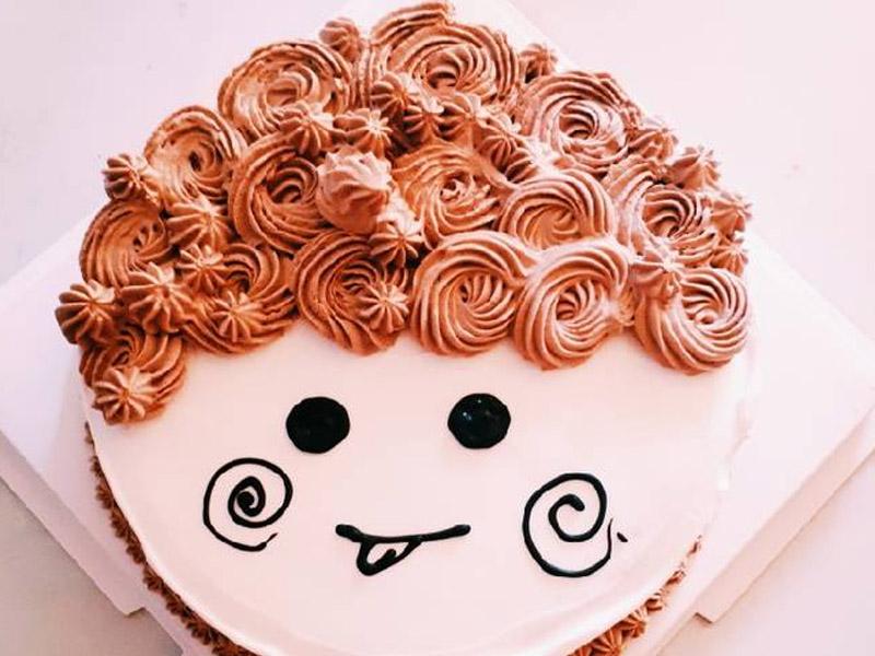 Đặt bánh phác họa theo gương mặt đáng yêu của bé