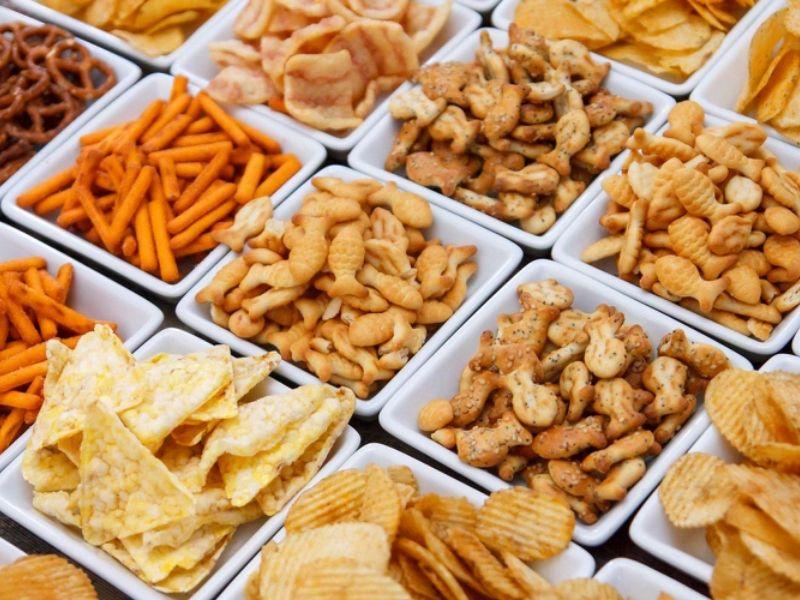 Hạn chế đồ ăn vặt để tránh đói đêm