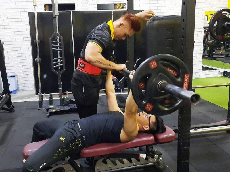 co-nen-thue-pt-tap-gym-2397