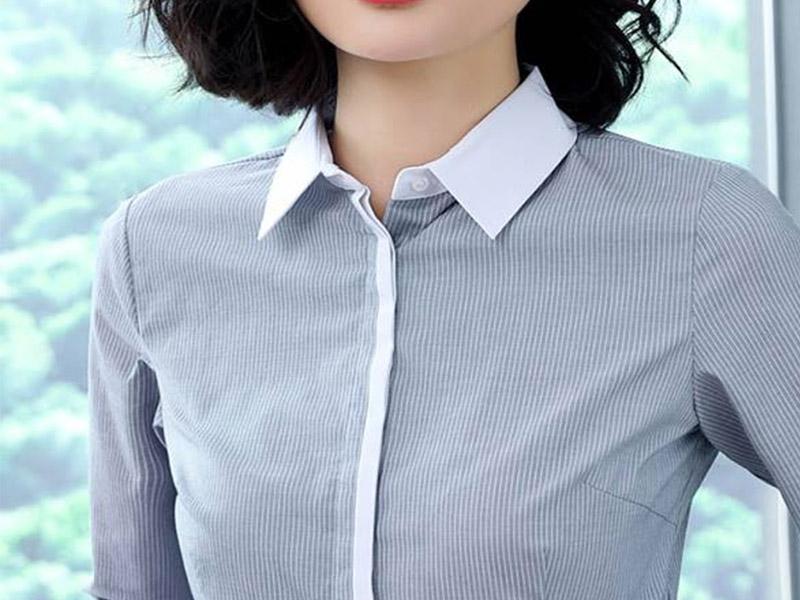 Cổ đức có thiết kế vuông vức, sát vào người một cách vừa vặn
