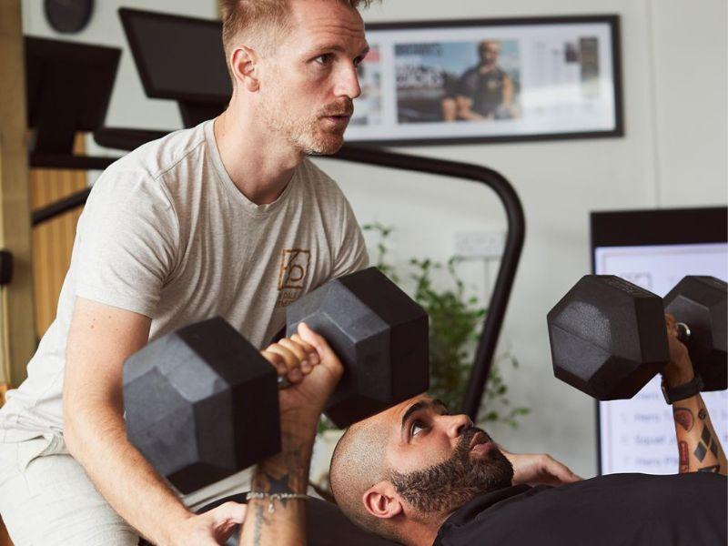 PT gym giúp đảm bảo bạn tập kĩ thuật chuẩn