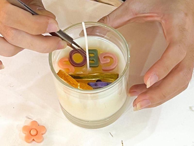 Konbini Xin Chào - Nơi bạn có thể thỏa sức sáng tạo và tự tay làm ra những viên nến thơm theo sở thích của mình.