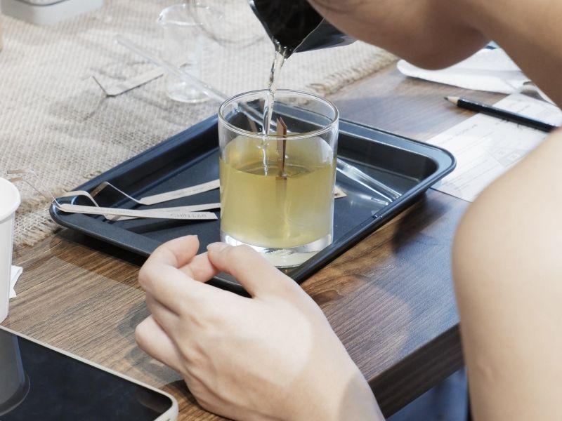 Bạn sẽ được cung cấp dụng cụ chuyên nghiệp khi làm nến thơm tại Chin Lab Aromatherapy.