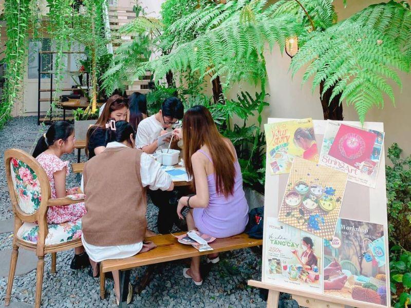 Ngoài workshop làm nến thơm, DIY House còn cung cấp các dịch vụ thú vị khác như tô tranh canvas, vẽ túi tote, thêu tranh,... để bạn có thể trải nghiệm đa dạng hơn.