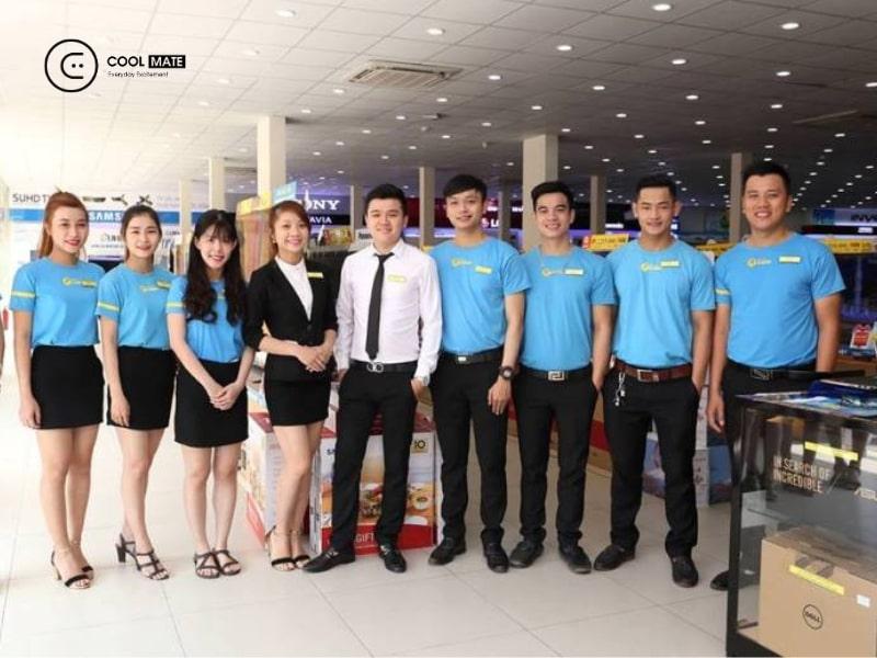 Thế giới di động có áo đồng phục cổ tròn màu xanh dương rất bắt mắt 