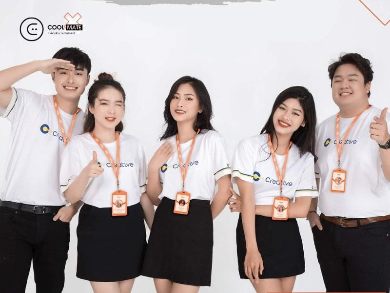 Áo đồng phục màu trắng là màu rất dễ phối đồ 