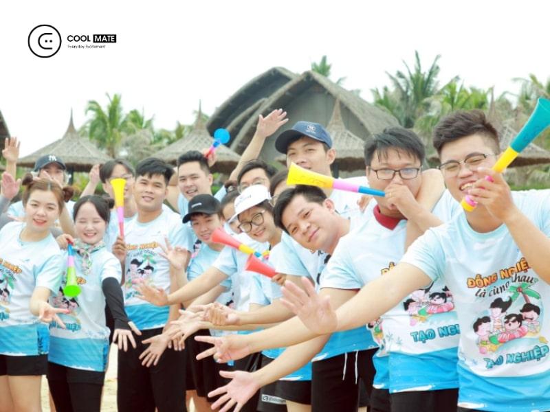 Áo đồng phục cổ tròn màu trắng có thể mặc đi làm và đi 
