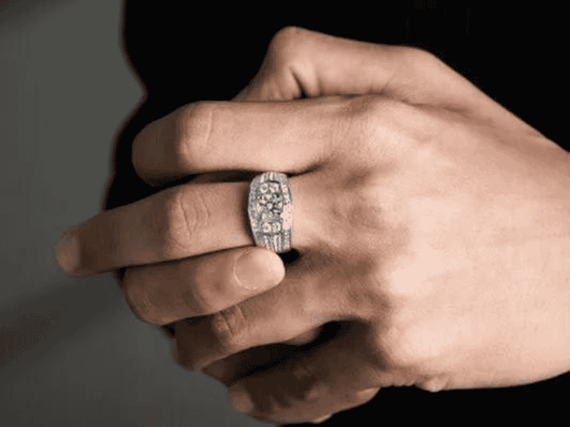 Huy Thanh Jewelry nổi bật với thiết kế nhẫn nam trẻ trung, hiện đại và sang trọng.