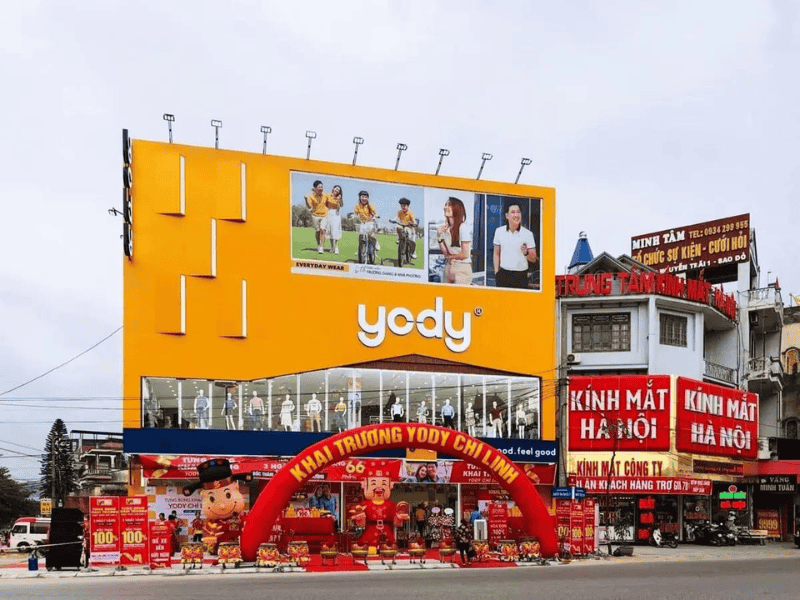 Những sản phẩm áo đồng phục họp lớp tại YODY đều có tính đàn hồi và thấm hút tốt, đảm bảo người dùng cảm thấy thoải mái khi làm việc
