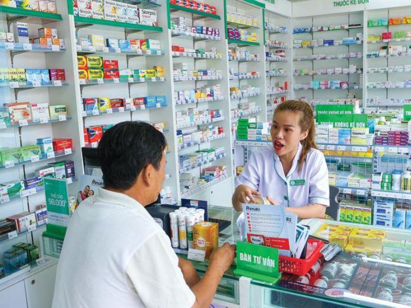 Mua dung dịch vệ sinh theo tư vấn của dược sĩ tại các nhà thuốc uy tín