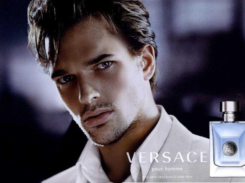 Versace Pour Homme: Thiết kế sang trọng, mùi hương đất, gỗ ấm áp.