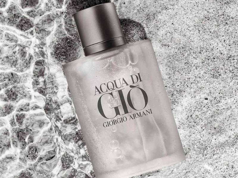 Acqua Di Gio Pour Homme: Mùi hương tươi mát, gợi nhớ đến biển cả.