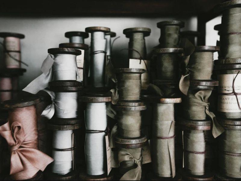 Deadstock là những mét vải cuối cùng trong một cuộn/cây vải lớn hoặc hàng tồn kho của các nhà máy, cửa hàng.