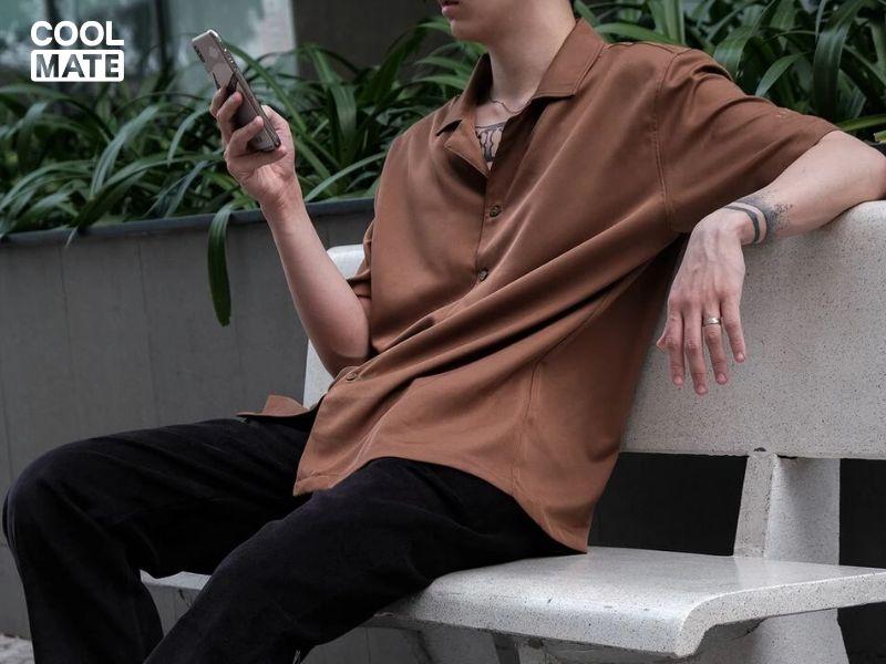 Áo sơ mi màu nâu đất mix cùng quần jeans và giày sneaker sáng màu