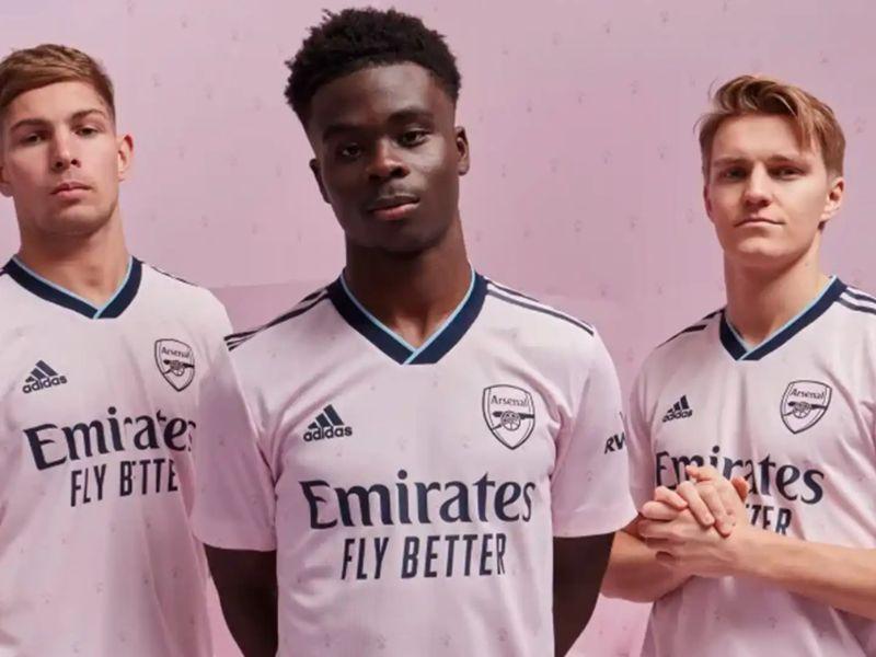 Mẫu quần áo đá banh Arsenal cổ chữ v màu hồng nhạt