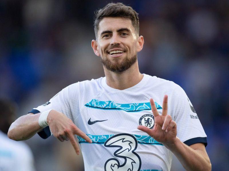 Mẫu quần áo đá banh Arsenal màu trắng và họa tiết