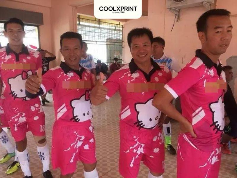Quần áo đá banh Hello Kitty và đồng đội