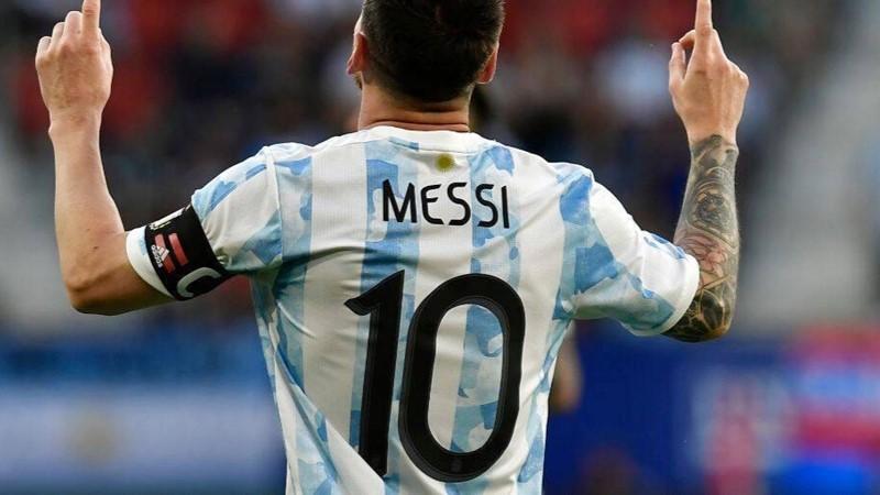 Mặt sau áo đá bóng của Messi