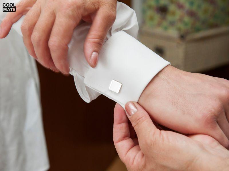 Cách đeo khuy măng sét cho buổi tiệc ban đêm