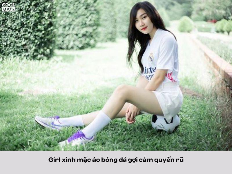 Con gái mặc áo bóng đá vẫn rất nữ tính