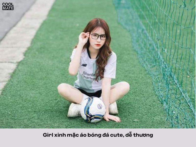 Con gái mặc áo bóng đá rất dễ thương