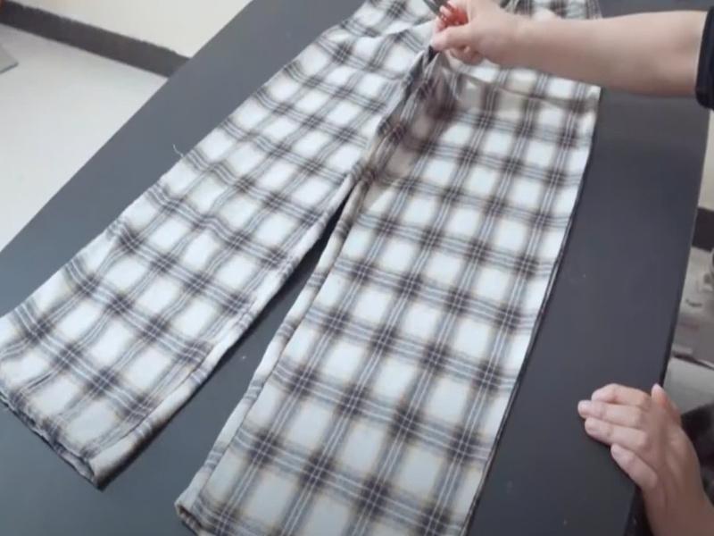 Trải phẳng quần và đánh dấu