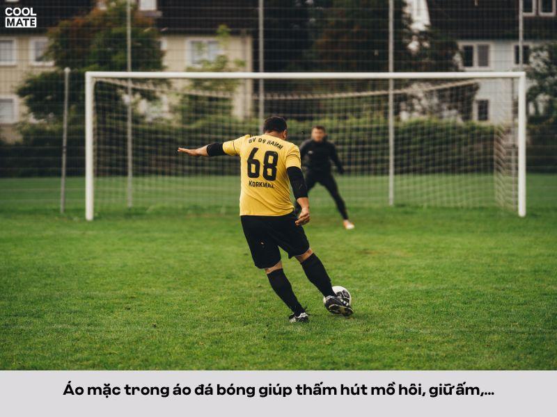 Áo mặc trong áo đá bóng là gì?