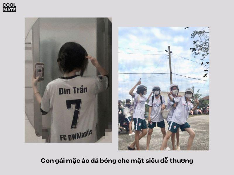 Con gái tạo dáng nghịch ngợm với áo bóng đá