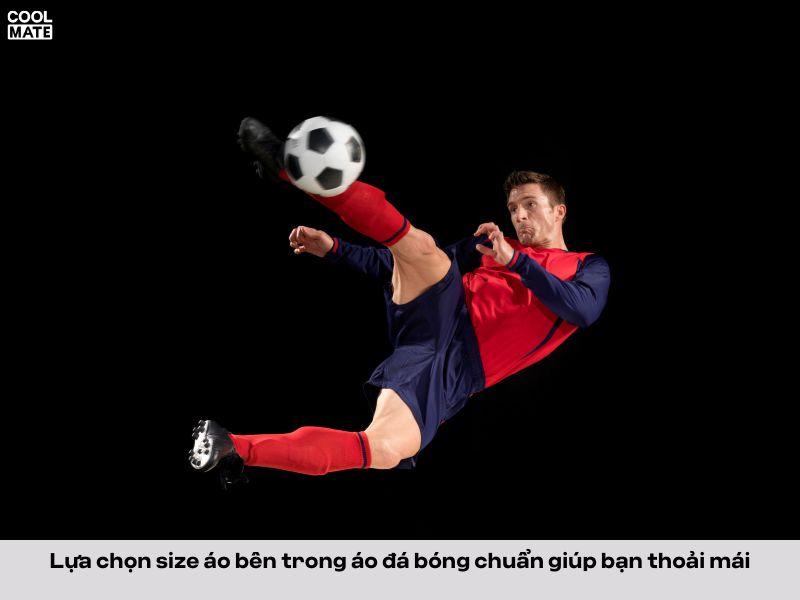 Cách chọn size áo mặc bên trong áo đá bóng