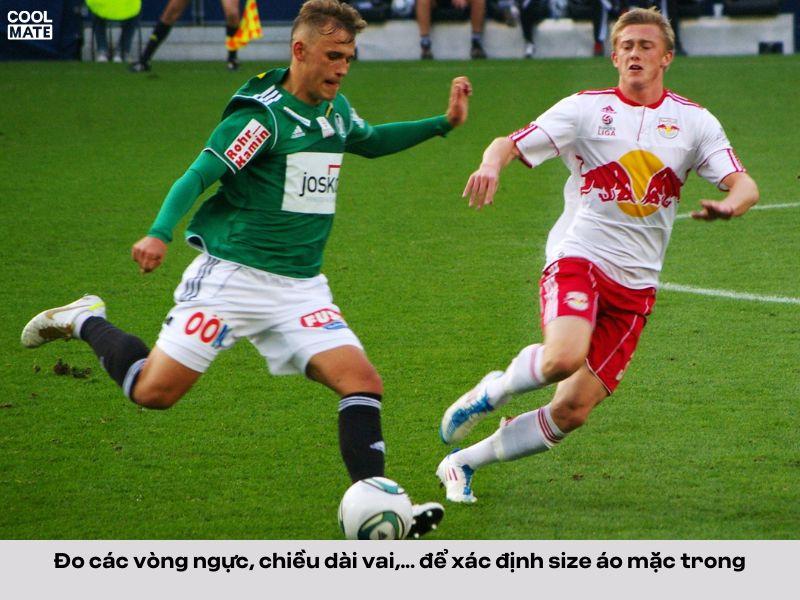 Cách chọn size áo mặc bên trong áo đá bóng