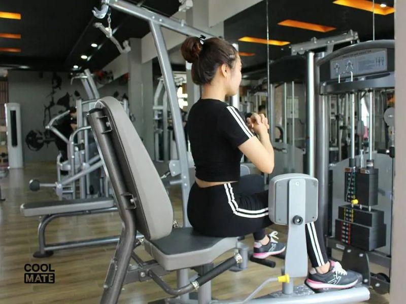 Tập gym ở Megafit Fitness & Yoga 