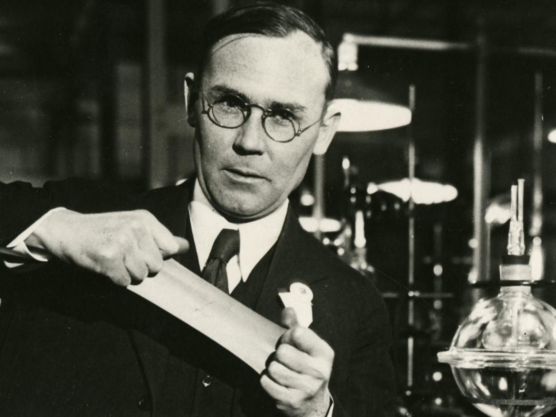 nhà hóa học Wallace Carothers phát minh ra Nylon