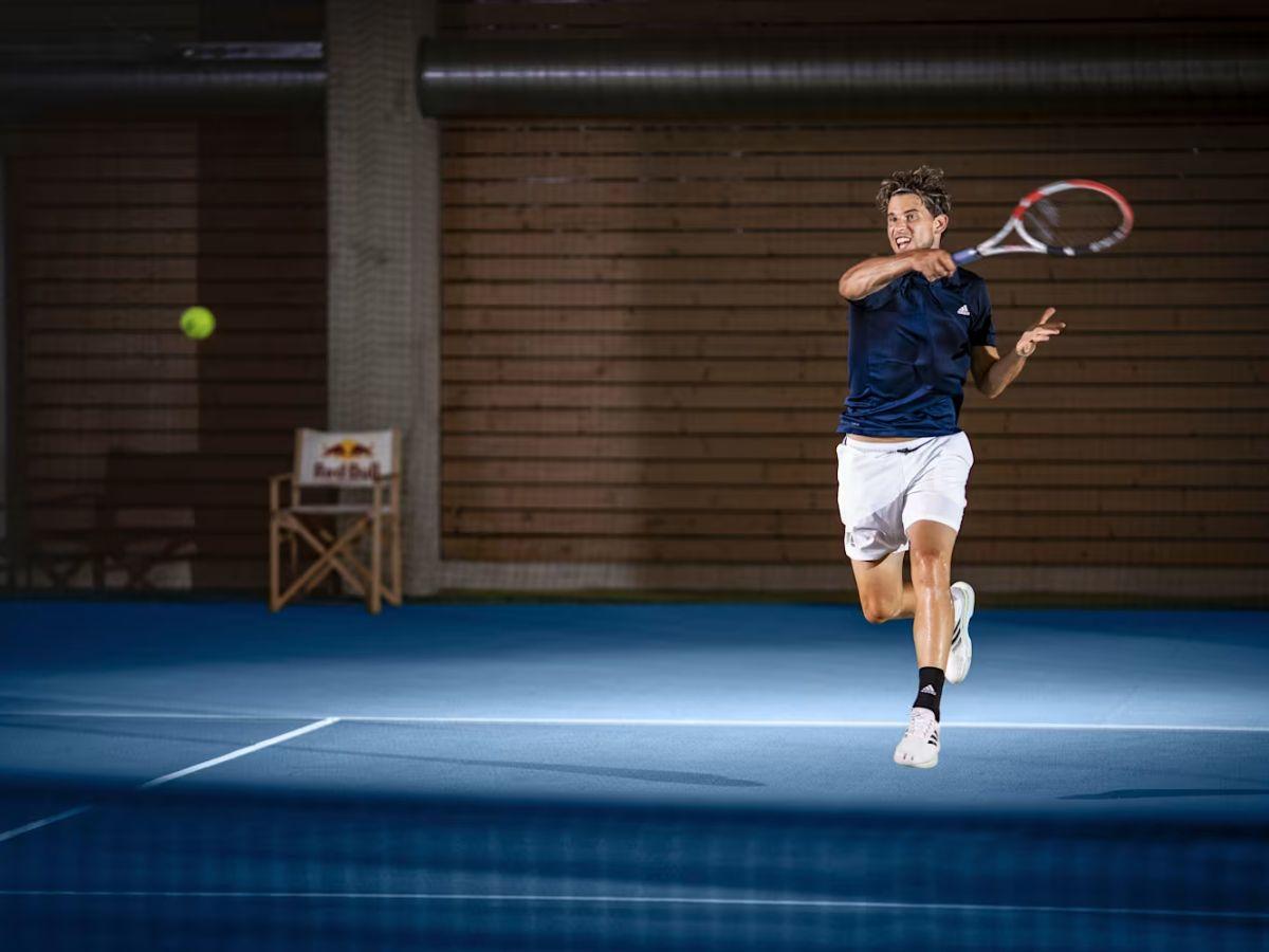 Tennis đòi hỏi các pha di chuyển ngang, dừng đột ngột và đổi hướng liên tục