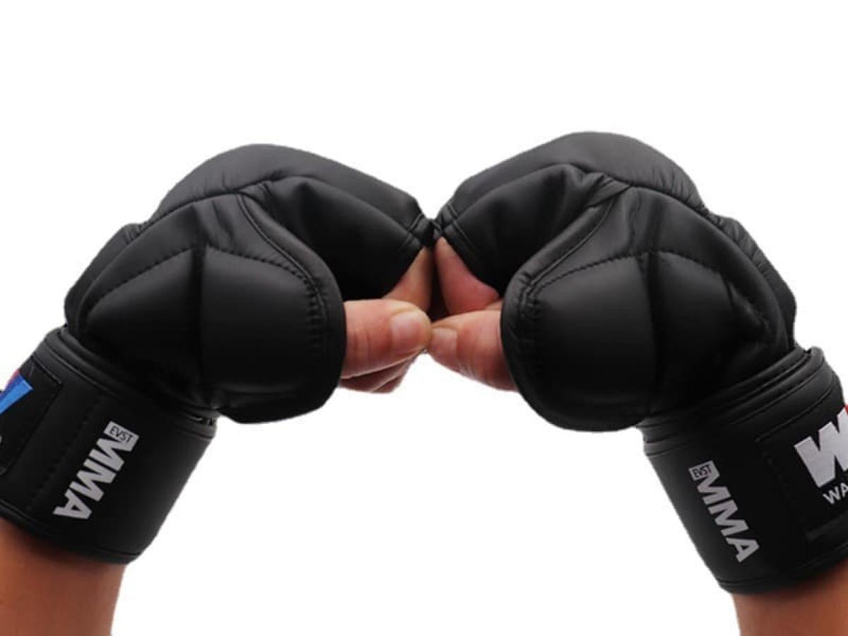 Găng tay thi đấu MMA có lớp đệm mỏng và thiết kế tối giản