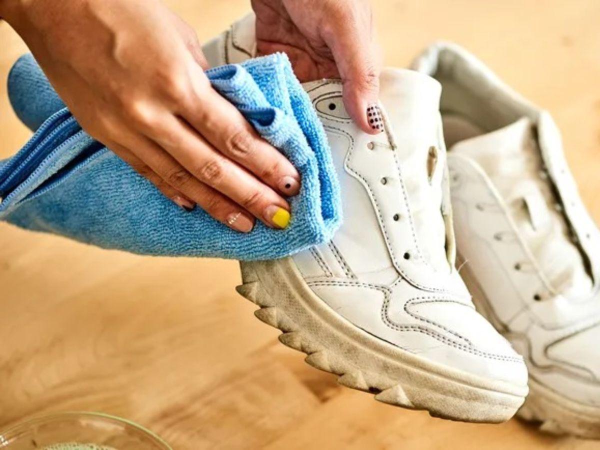  Dùng khăn ẩm lau giày sau mỗi lần sử dụng