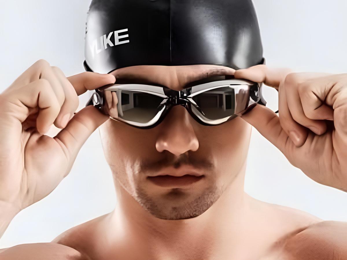 Đặt mắt kính vào đúng vị trí hốc mắt là bước quyết định đến độ kín của kính