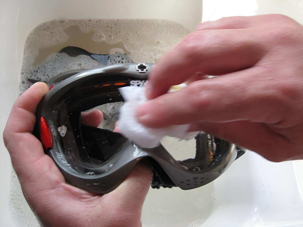 Vệ sinh kính bơi đúng cách