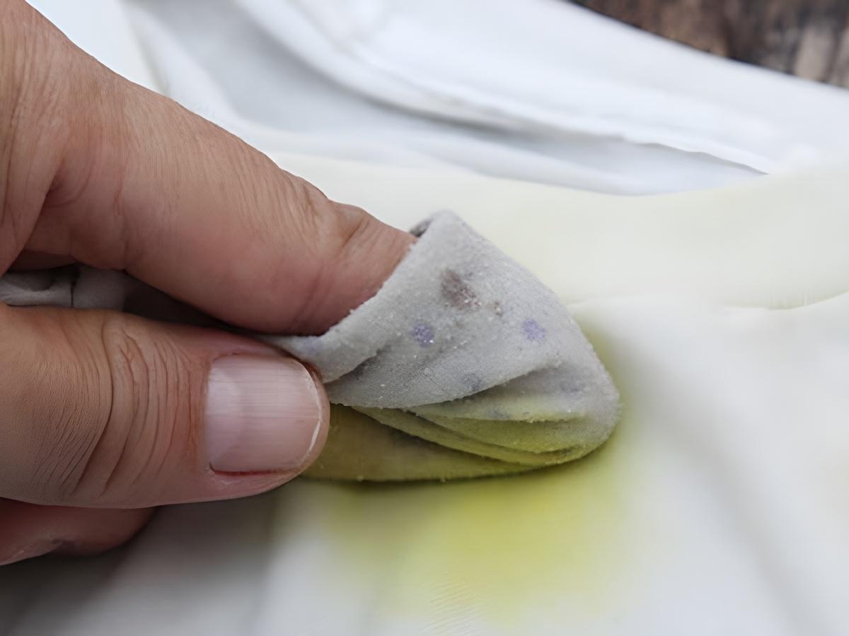 Làm sao để xử lý vết ố vàng trên võ phục trắng?