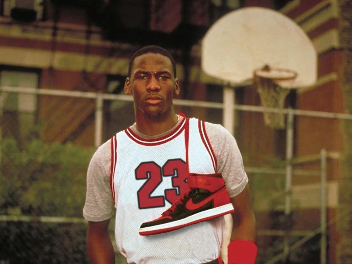 Michael Jordan cùng mẫu giày bóng rổ Air Jordan 12 trong trận "Flu Game"