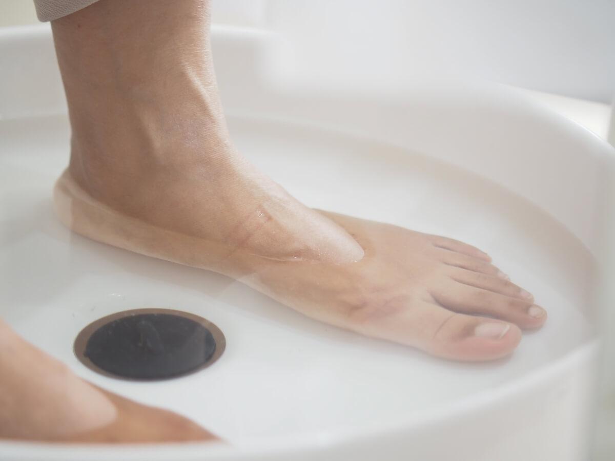 Ngâm chân với nước ấm sau khi thi đấu