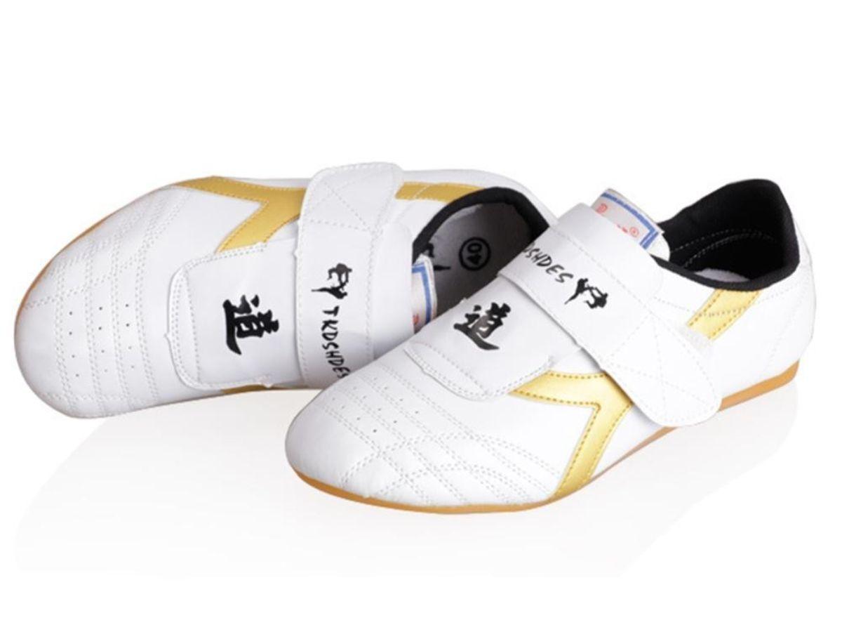 Giày tập võ được thiết kế chuyên biệt để đáp ứng những chuyển động đặc thù trong võ thuật