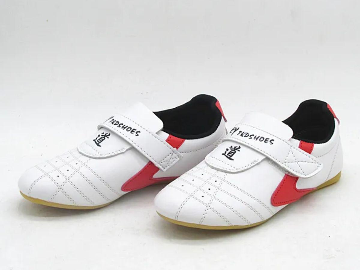 Giày tập võ không chỉ là trợ thủ trên sàn tập mà còn phản ánh sự chuyên nghiệp của người dùng