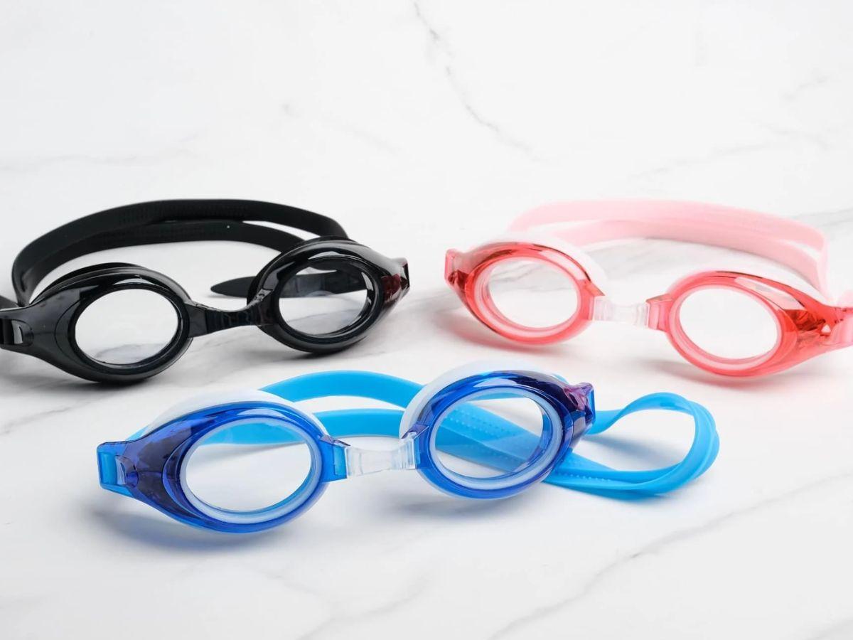 Chọn kính ôm sát, đệm mềm để tránh nước lọt vào và gây khó chịu