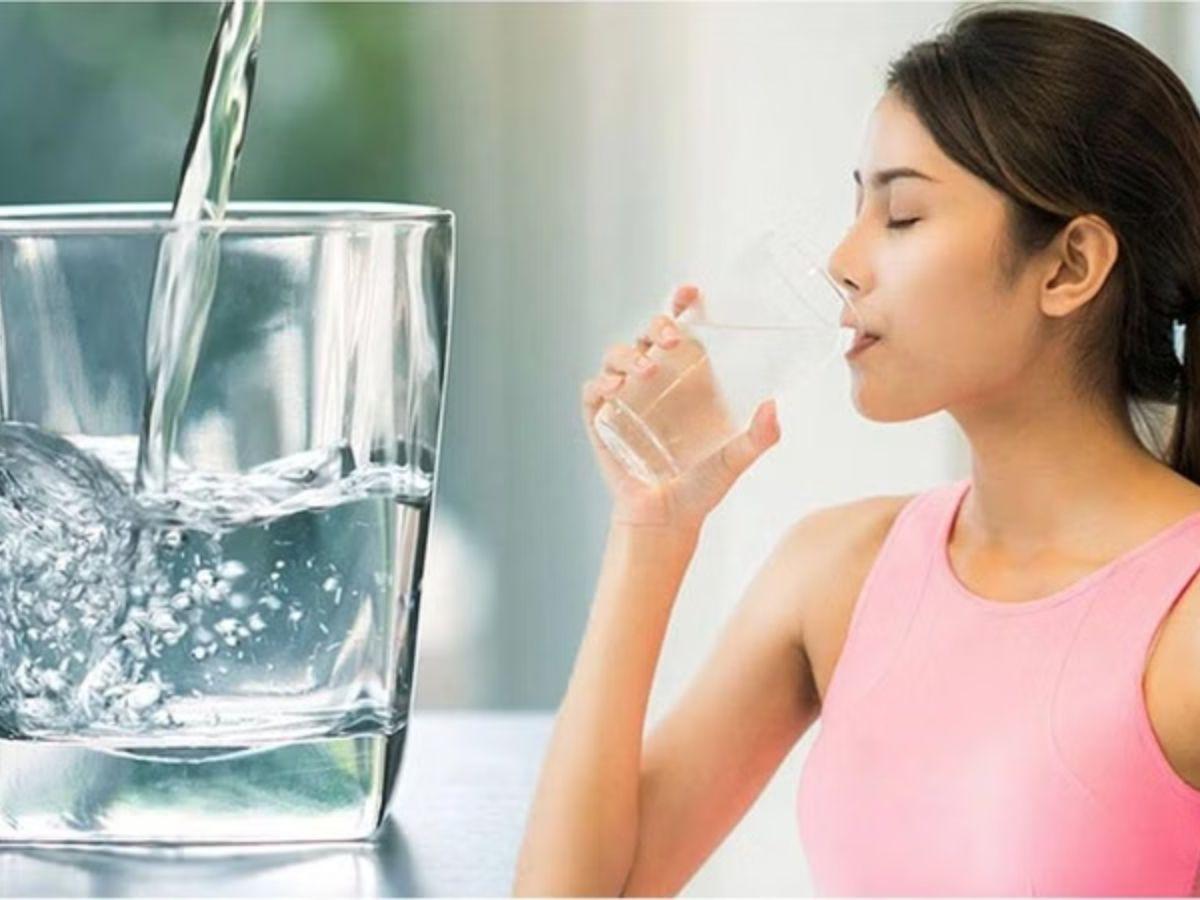 Uống 1,5–2 lít nước/ngày giúp trao đổi chất, giảm đói và ngăn phình bụng