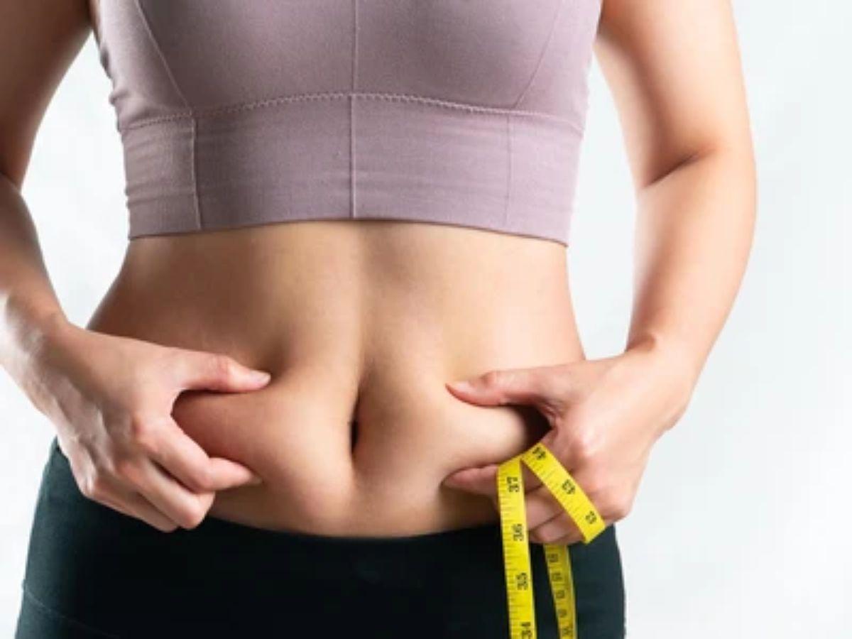 Tạo thâm hụt calo hợp lý, tăng cường protein, kết hợp tập tạ và cardio, uống đủ nước giúp giảm mỡ hiệu quả