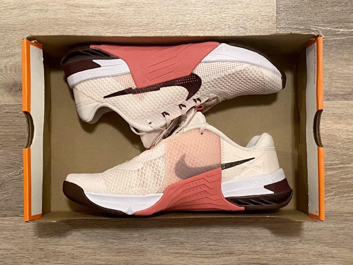 Khi nói đến giày cho nàng nâng tạ và strength training, không chỉ yêu cầu độ bền cao mà còn phải mang lại sự ổn định và linh hoạt