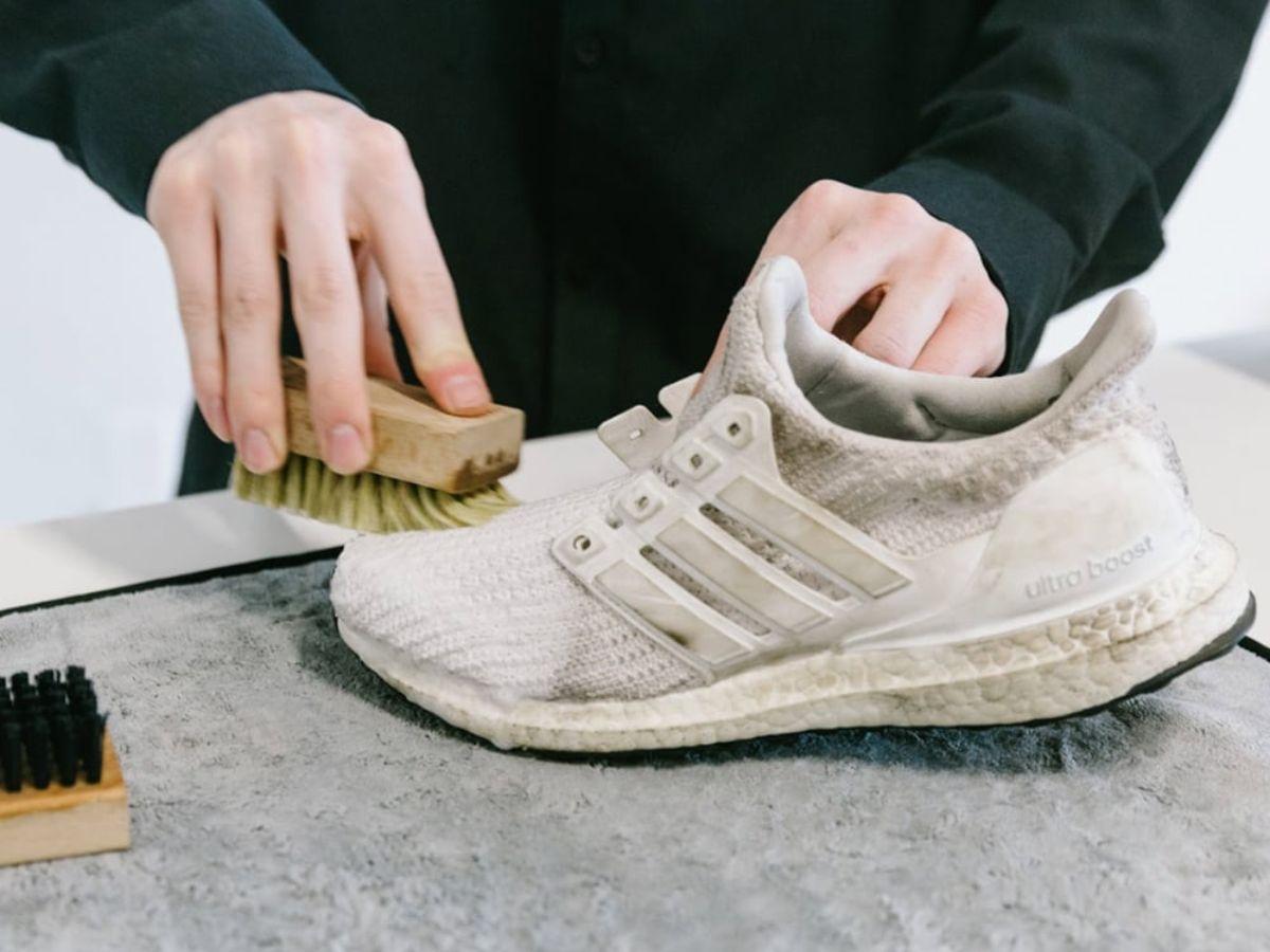 Để đôi giày tập gym luôn bền đẹp và giữ được hiệu quả sử dụng lâu dài, việc vệ sinh và bảo quản đúng cách là vô cùng quan trọng