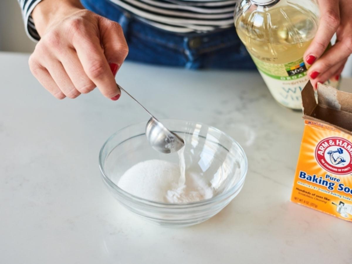 Vệ sinh bên trong găng tay bằng bột baking soda